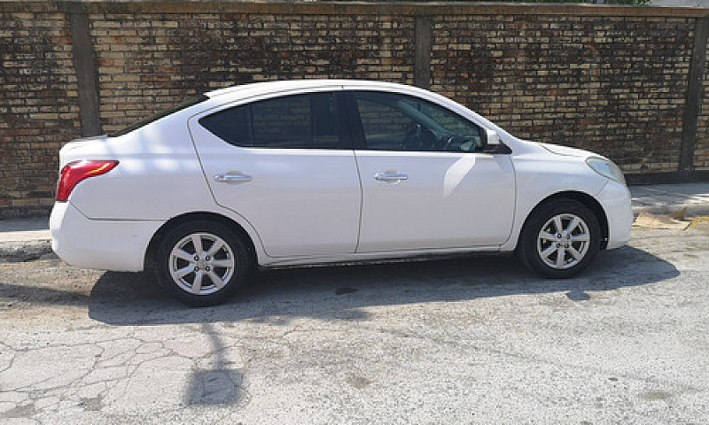 Nissan Versa 1.6 Adv...