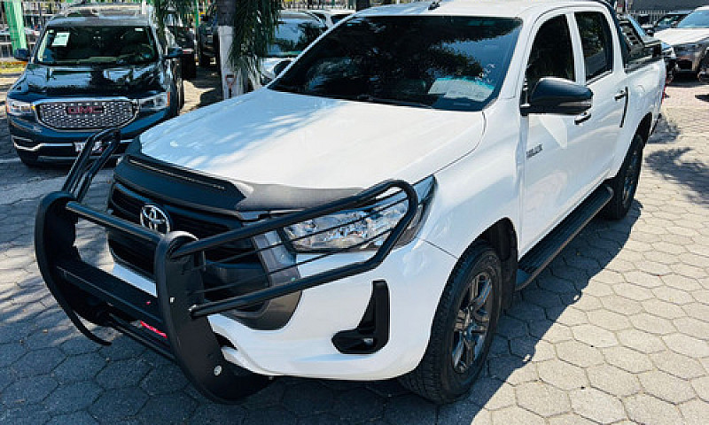 Toyota Hilux 2023...