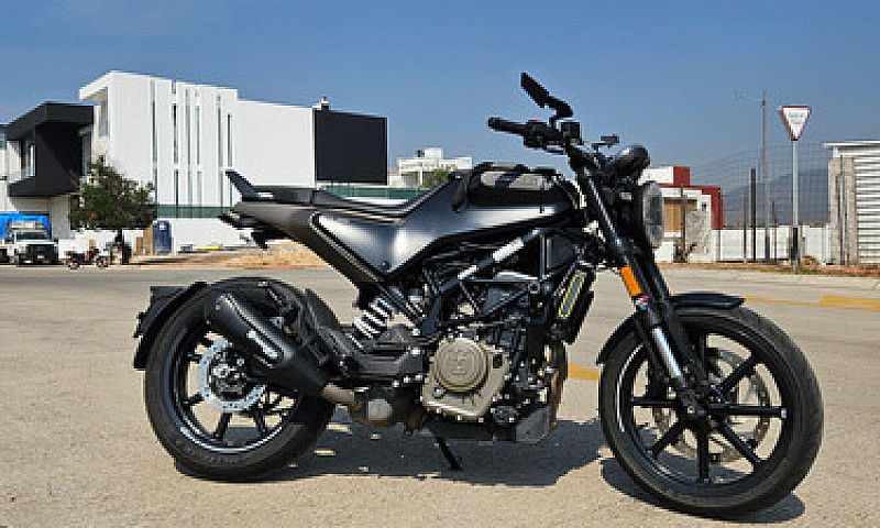 Motocicleta Husqvarn...