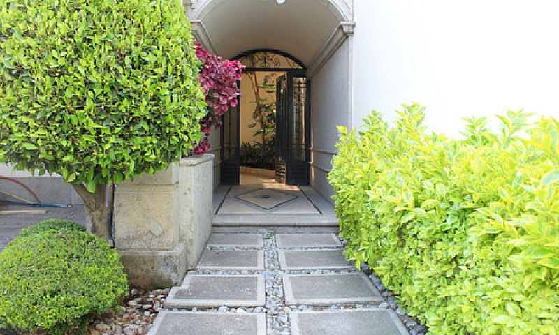 Majestuosa Casa Fami...