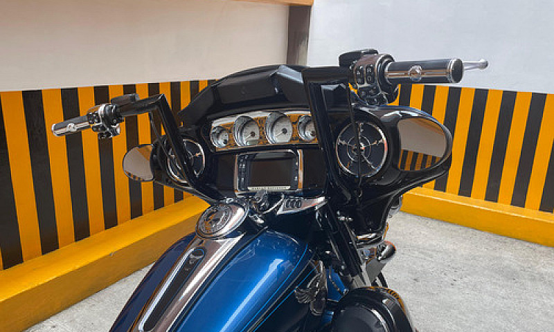 Harley Street Glide ...