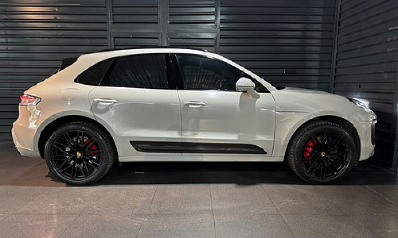 Porsche  Macan  2023...