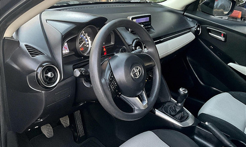 Toyota Yaris 2017...