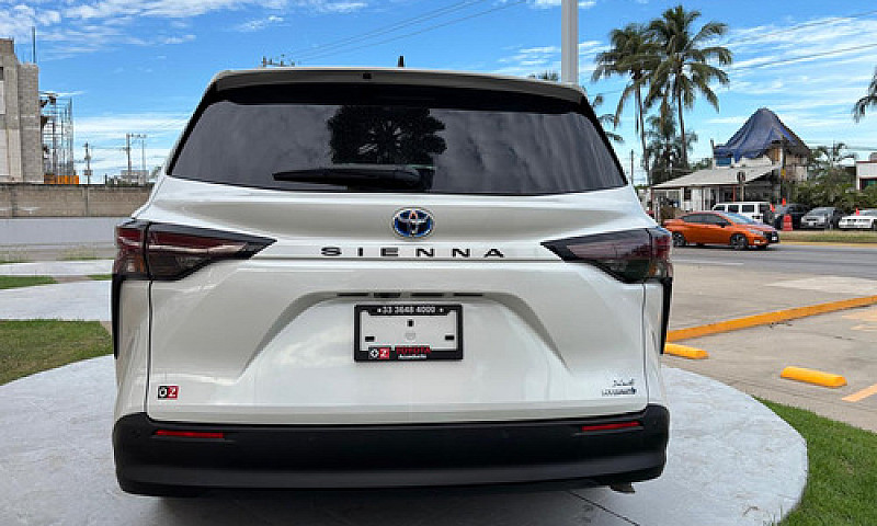 Toyota Sienna 2023...