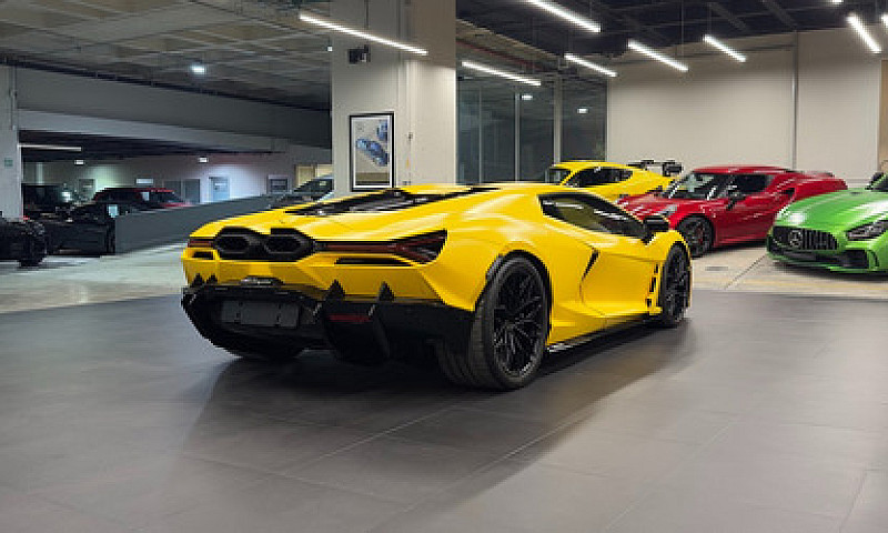 Lamborghini Revuelto...
