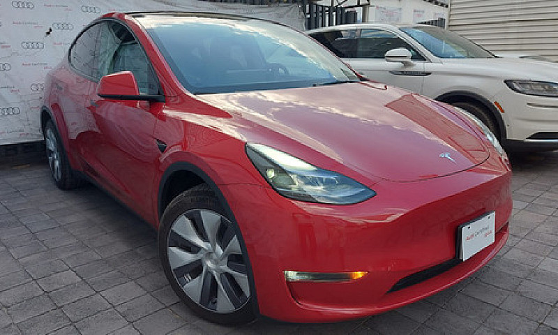 Tesla Model Y 2023...