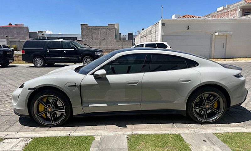 Porsche Taycan Turbo...