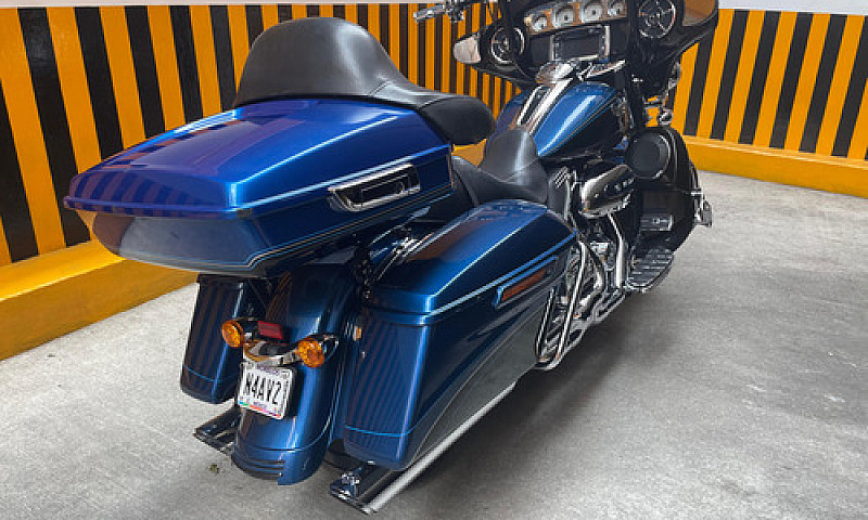 Harley Street Glide ...