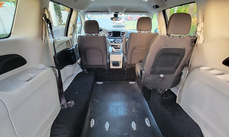 Chrysler Pacifica Ra...