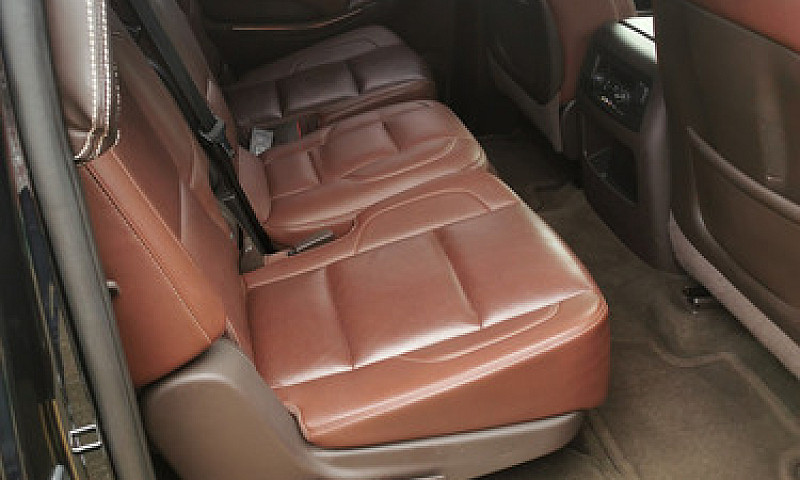 Chevrolet Suburban 5...