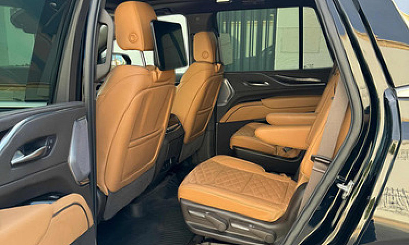 Cadilllac Escalade 1...