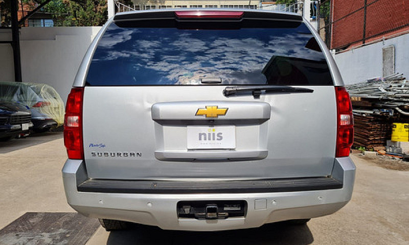 Chevrolet Suburban 2...