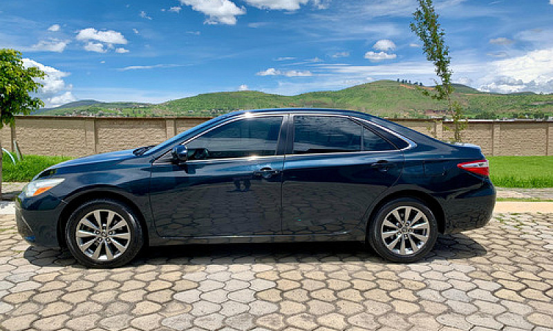 Toyota Camry 2.5 Le ...