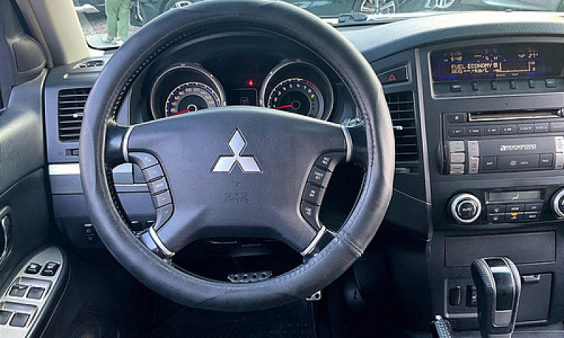 Mitsubishi Montero 2...