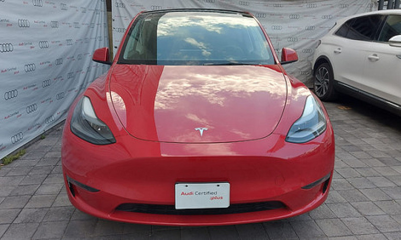 Tesla Model Y 2023...