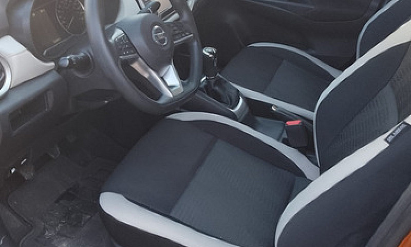 Nissan Versa 1.6 Adv...