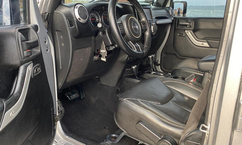 Jeep Wrangler Sahara...