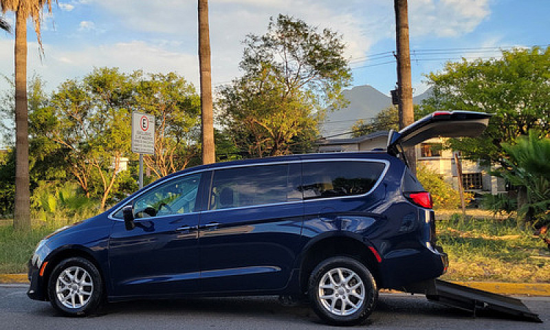 Chrysler Pacifica Ra...