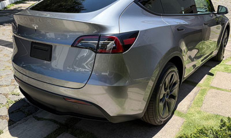 Tesla Model Y 0.0 Lo...
