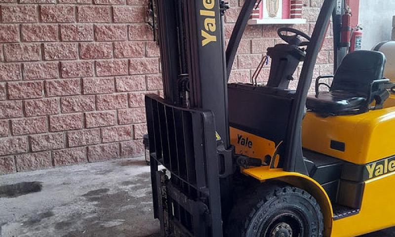Monta Cargas Yale 40...