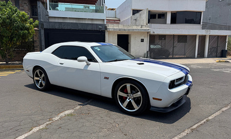 Dodge Challenger 6.4...