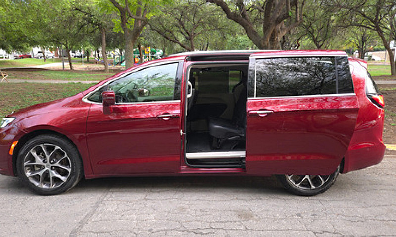 Chrysler Pacifica 3....