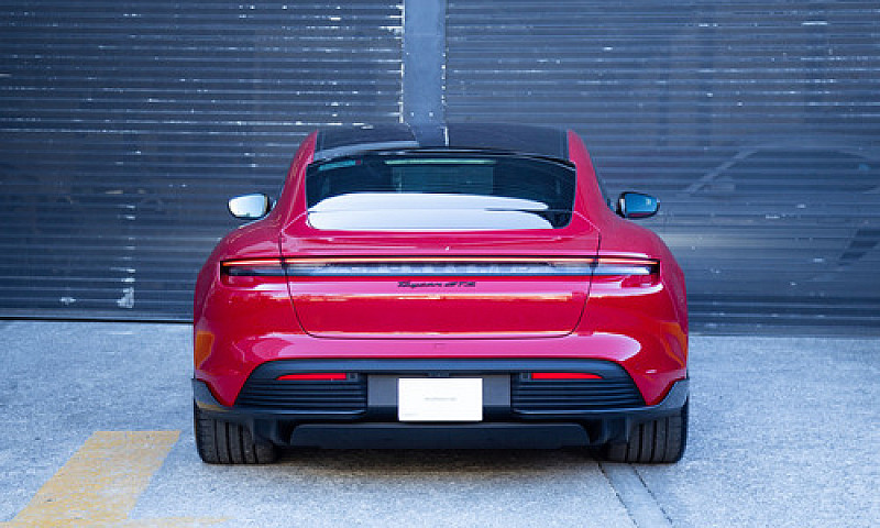 Porsche Taycan 2024...