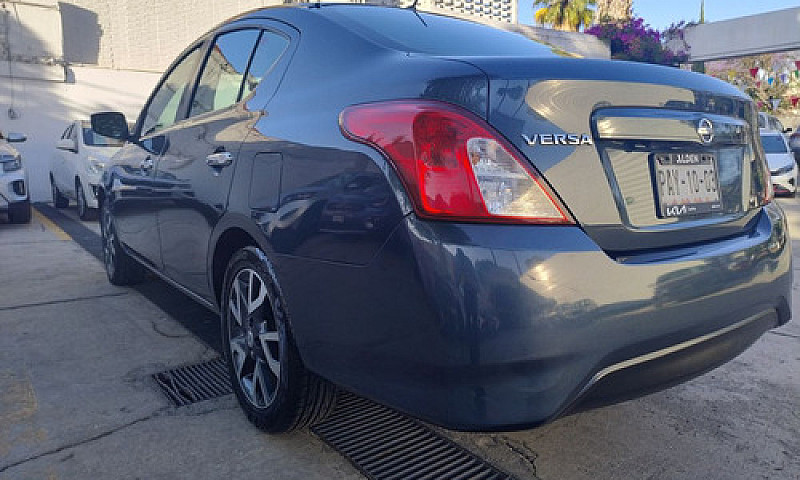 Nissan Versa 1.6 Adv...