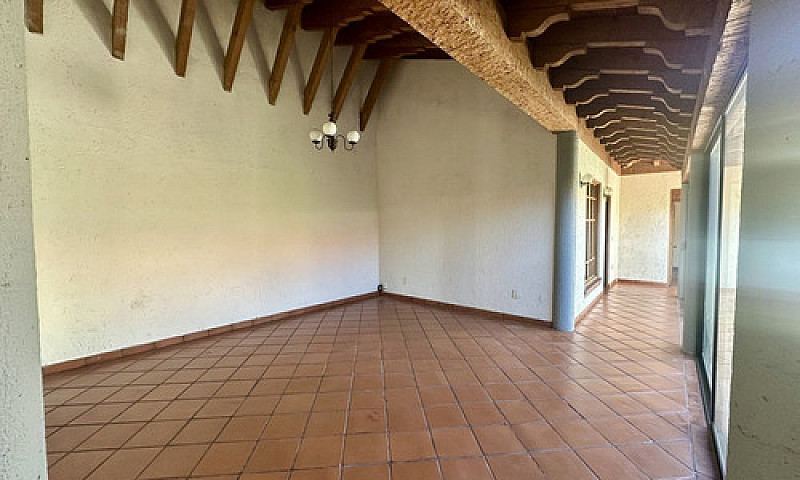 Casa Con Seguridad E...