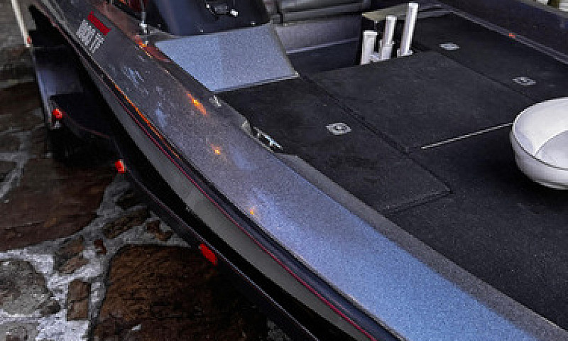 Lancha Bass Tracker ...