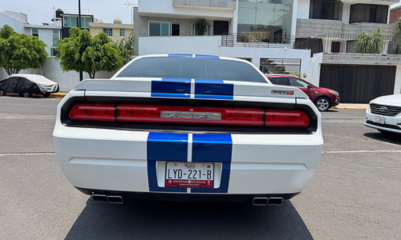 Dodge Challenger 6.4...