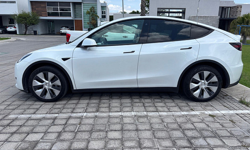 Tesla Model Y 2021 L...