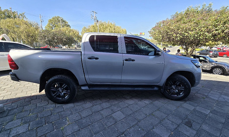 Toyota  Hilux  2021...