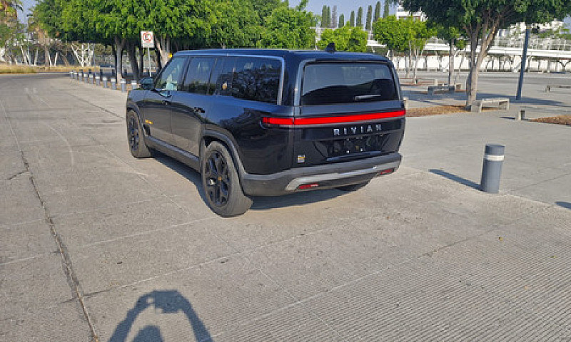 Rivian R1S 2023...