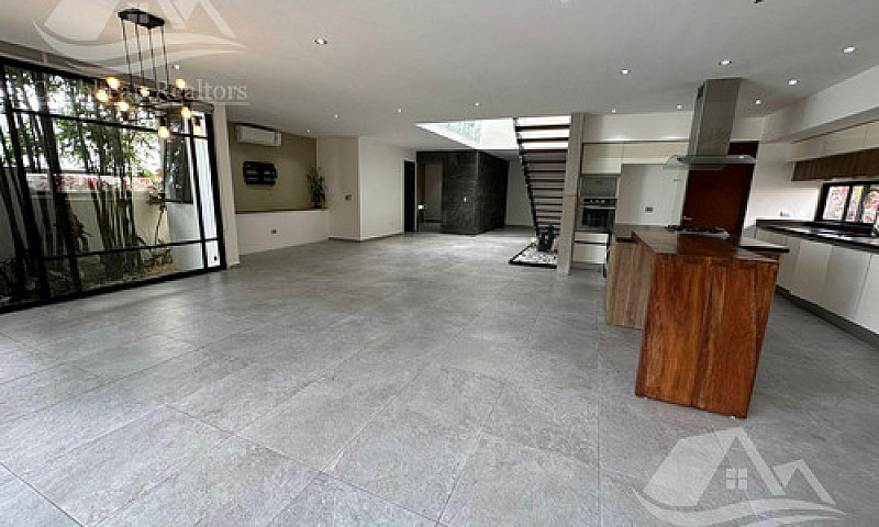Casa En Venta En Lag...