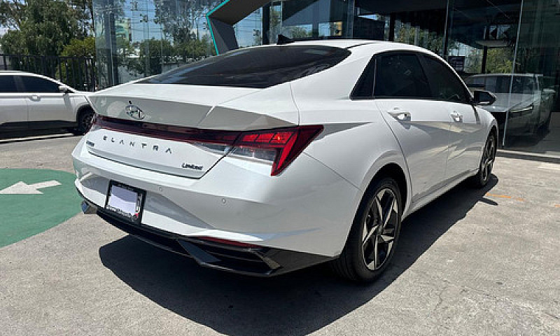Hyundai Elantra 2023...