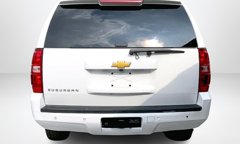 Chevrolet Suburban 2...