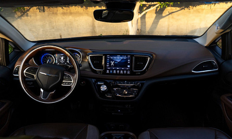 Chrysler Pacifica Pl...