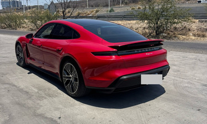 Porsche Taycan 2023...
