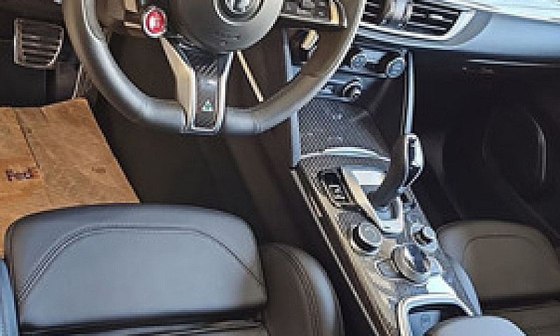 Alfa Romeo Stelvio 2...