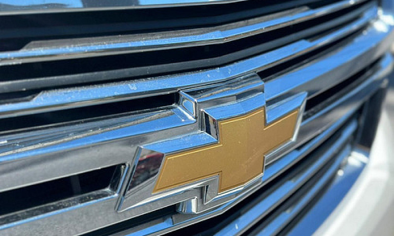 Chevrolet Suburban 2...