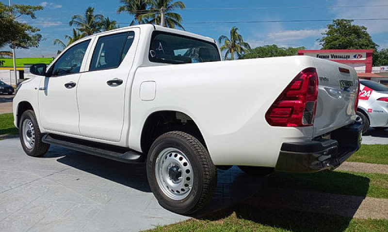 Toyota Hilux 2024...