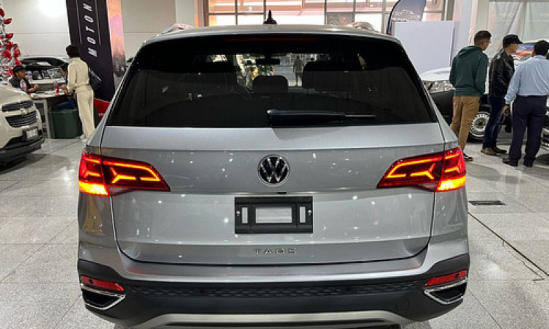 Volkswagen Taos 2024...