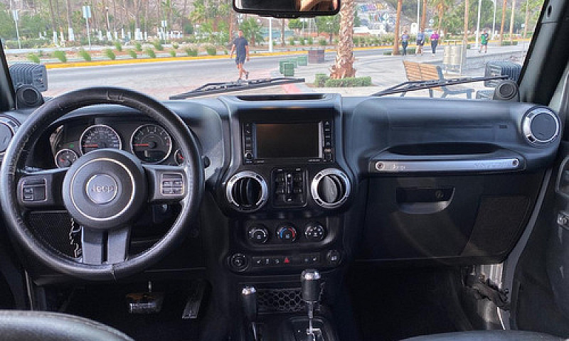 Jeep Wrangler Sahara...