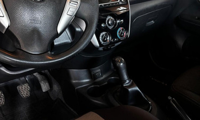 Nissan Versa 1.6 Adv...
