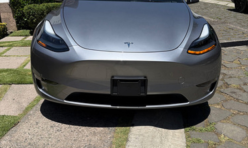 Tesla Model Y 0.0 Lo...