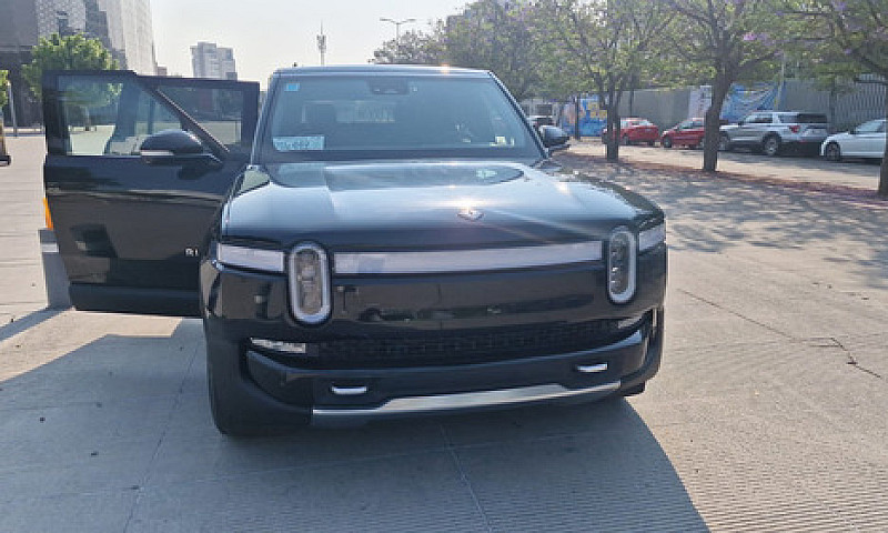Rivian R1S 2023...