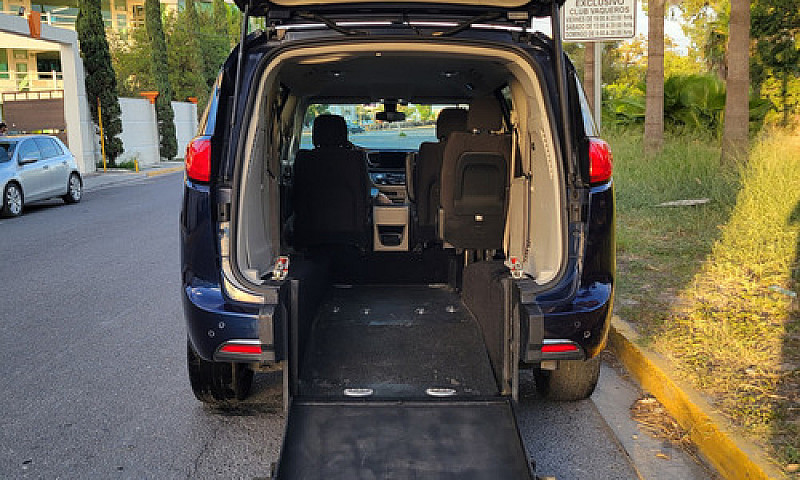 Chrysler Pacifica Ra...