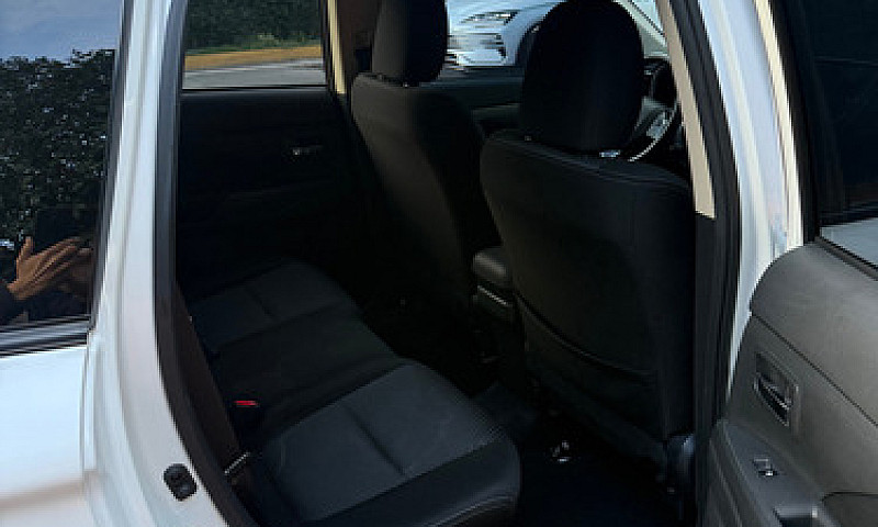 Mitsubishi Outlander...