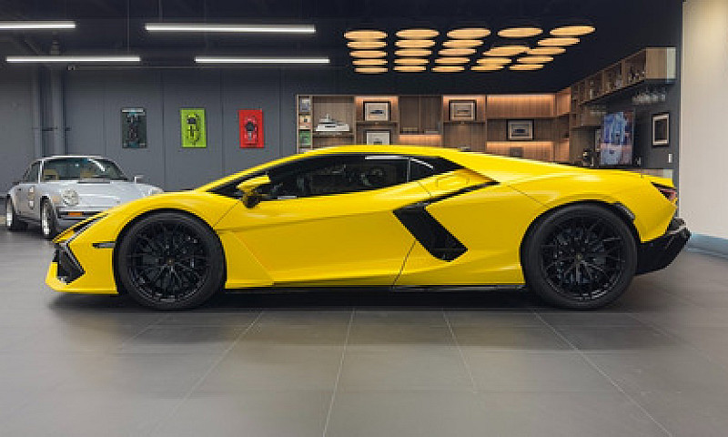 Lamborghini Revuelto...